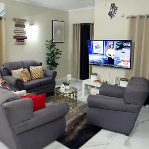 Apartment Spacious Luxury 3 Bed In, Kingston